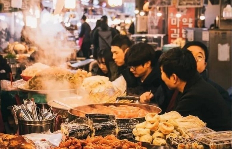 Đoàn khách Hà Nội cùng nhau thưởng thức đồ ăn đường phố tại Myeongdong