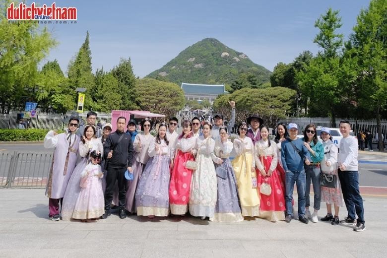  Đoàn khách Hà Nội chụp ảnh check-in cùng nhau tại một điểm nổi tiếng ở Seoul