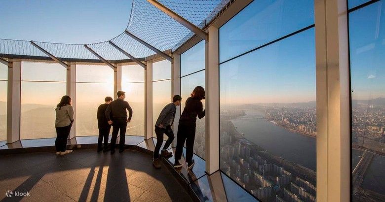 Đoàn khách Hà Nội chụp ảnh lưu niệm tại đài quan sát Seoul Sky