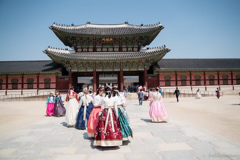Đoàn khách Hà Nội chụp ảnh lưu niệm trước cung điện Gyeongbokgung ở Seoul