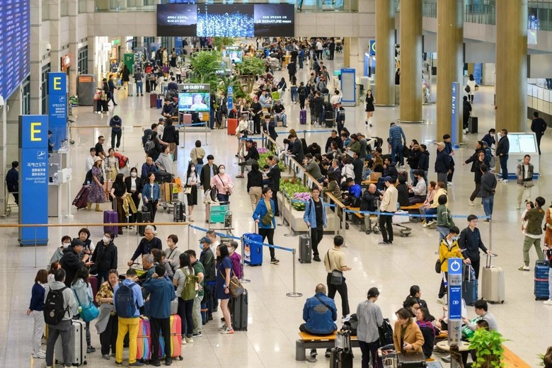 Đoàn khách Hà Nội chụp ảnh nhóm trước cổng sân bay Incheon