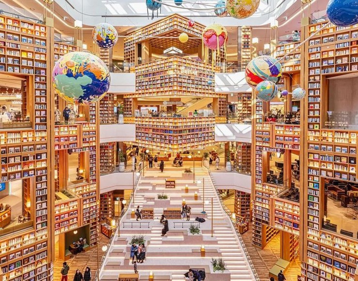 Đoàn khách Hà Nội chụp ảnh tại thư viện Starfield trong khu COEX Mall