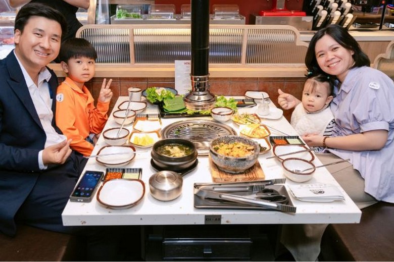 Đoàn khách Hà Nội dùng bữa cùng nhau tại một nhà hàng truyền thống ở Seoul