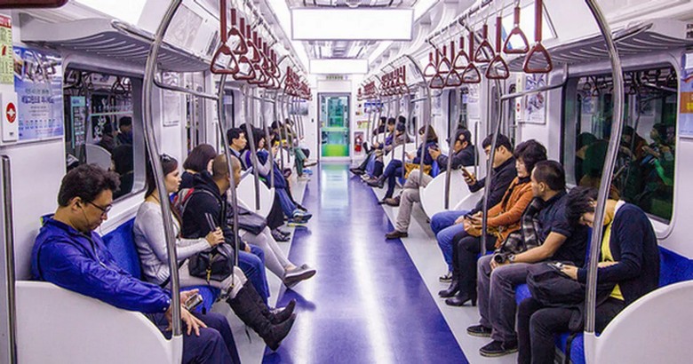 Đoàn khách Hà Nội di chuyển trật tự trên tàu điện ngầm tại Hàn Quốc