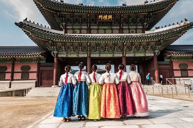 Đoàn khách Hà Nội lần đầu chụp ảnh nhóm trước cung Gyeongbokgung