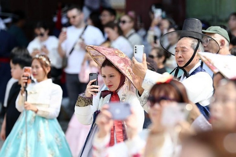 Đoàn khách Hà Nội mặc hanbok chụp ảnh lưu niệm trước cổng cung điện