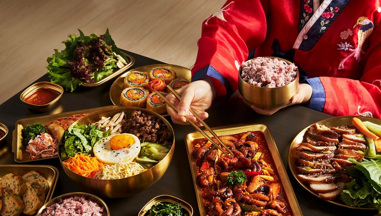Đoàn khách Hà Nội thưởng thức đặc sản vùng miền trong chuyến du lịch Hàn Quốc