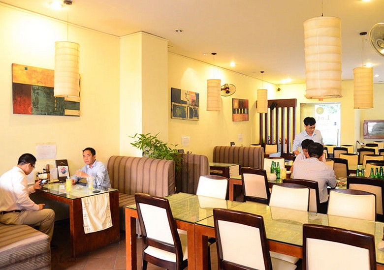 Đoàn khách Hà Nội thưởng thức gimbap trong một bữa ăn nhanh tại Hàn Quốc