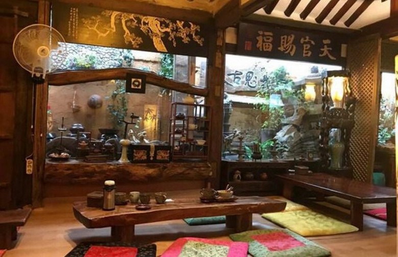 Đoàn khách Hà Nội thưởng thức trà truyền thống tại một quán trà ở Insadong