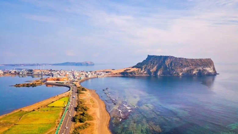Đoàn khách Hà Nội tham quan đỉnh Seongsan Ilchulbong tại Jeju