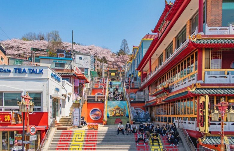 Đoàn khách Hà Nội tham quan Phố Tàu Incheon trước khi vào Seoul