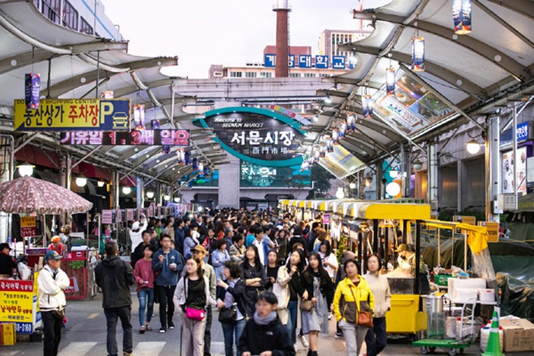 Đoàn khách Hà Nội tham quan chợ Seomun tại Daegu trên hành trình Seoul đi Busan