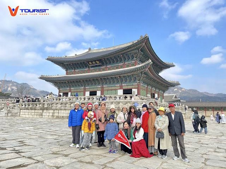 Đoàn khách Hà Nội tham quan cung điện Gyeongbokgung cùng hướng dẫn viên