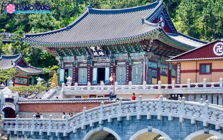 Đoàn khách Hà Nội tham quan một ngôi chùa nổi tiếng tại Hàn Quốc