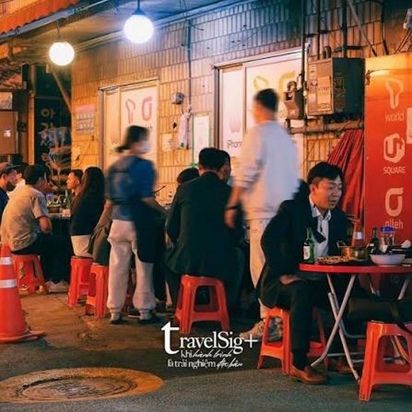 Đoàn khách Hà Nội trải nghiệm không khí quán nhậu pojangmacha tại Seoul