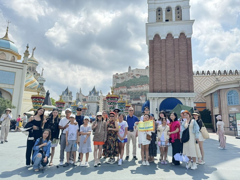 Đoàn khách trung niên Hà Nội tham quan Seoul, chụp ảnh cùng hướng dẫn viên