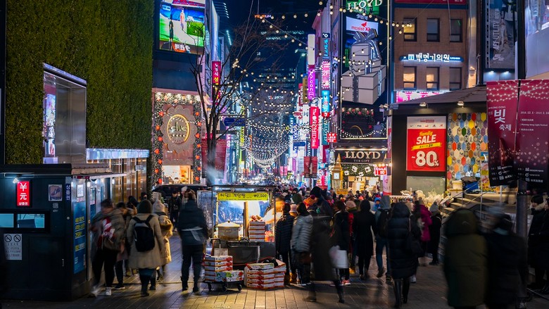 phố đi bộ Myeongdong về đêm với đèn neon và gian hàng ăn vặt